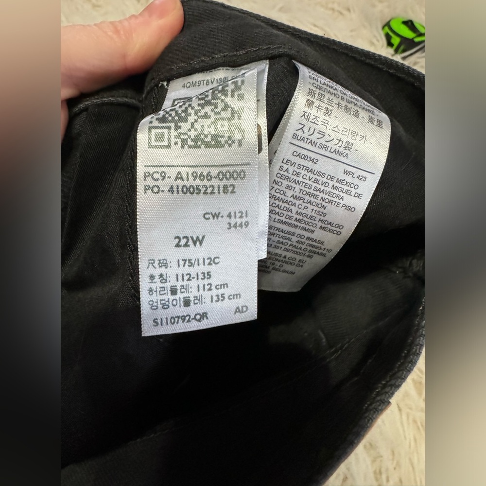 Levi’s HIGH WAISTED MOM WOMEN'S SHORTS (PLUS SIZE)
22W 26W wonderful black NWT - Picture 9 of 12